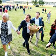 Stefan Löfven med frun Ulla efter sommartalet i dag.