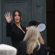 Kim Kardashian anländer till rättegången i Paris. 