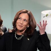 Kamala Harris deltog i en sketch tillsammans med komikern Maya Rudolph som gör en imitation av presidentkandidaten i tv-programmet Saturday Night Live.  