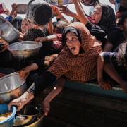 Palestiner försöker få tag på mat i Younis på Gazaremsan, 9 maj. 