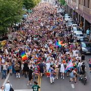 Flera hundra personer samlades i en spontan Pride-parad i Oslo under lördagen.