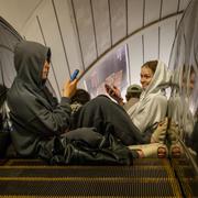 Ukrainare tar skydd i tunnelbanan under ett ryskt anfall. 