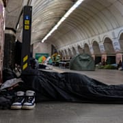 Ryssland har attackerat Kyiv flera gånger under vinterna.  Har tar invånarna skydd från en attack den 3 februari i år. 