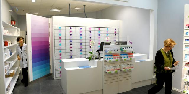 Farmaceut hämtar ut läkemedel på apotek.  JANERIK HENRIKSSON / TT