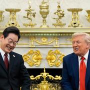 Donald Trump möter Sydkoreas president Lee Jae Myung i Ovala rummet.
