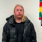 Gudmundur Mogensen, numera Johan Svensson. Till vänster polisens avspärrning utanför mordplatsen i Akalla i oktober förra året.