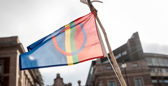Samernas flagga framför Sveriges Riksdag. Arkivbild. Christine Olsson/TT / TT NYHETSBYRÅN