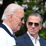 Joe Biden tillsammans med sin son Hunter tidigare i sommar. 