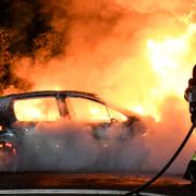 Arkivibild. Räddningstjänsten släcker bilar i Rosengård i Malmö den 12 september.