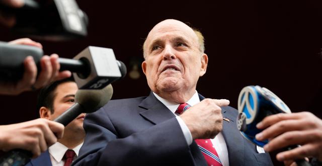 Rudy Giuliani pratar med reportrar utanför sitt hem på onsdagen.  Seth Wenig / AP