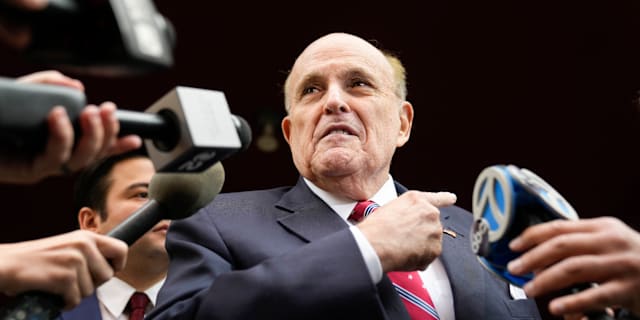Rudy Giuliani pratar med reportrar utanför sitt hem på onsdagen.  Seth Wenig / AP