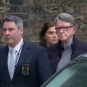 Sky News-bild som visar Peter Mandelson i samband med insatsen vid hans hem under måndagen. 