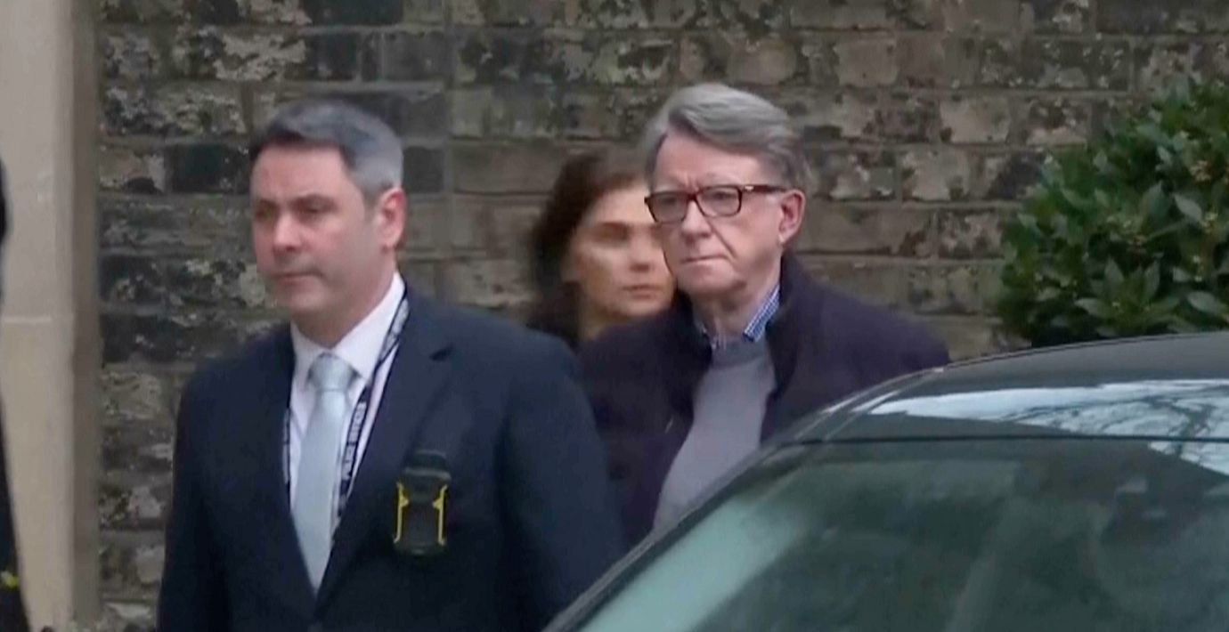 Sky News-bild som visar Peter Mandelson i samband med insatsen vid hans hem under måndagen. 