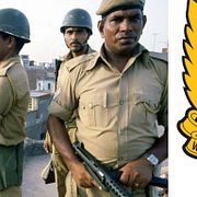 Indiska soldater i Amritsar 1984 och SAS emblem.