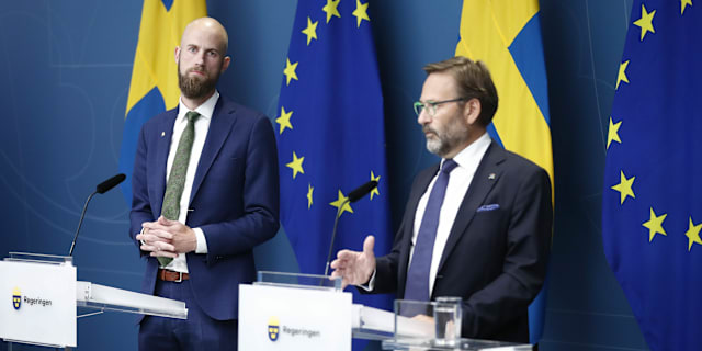 Carl-Oskar Bohlin (M) minister för civilt försvar och Mikael Östlund på Myndigheten för psykologiskt försvar. Mickan Palmqvist/TT