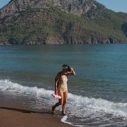 En kvinna på stranden i turkiska Antalya.