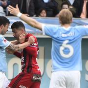 Bråk mellan Malmös Behrang Safari och Hosam Aiesh under söndagens fotbollsmatch.