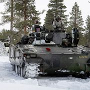 Svenska soldater från Norrlandsbrigaden i Boden övar med finska jägarförband,.