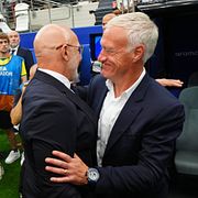 Förbundskapten Didier Deschamps kramar om Spaniens Luis de la Fuente inför matchen.