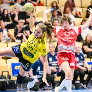 Sävehofs Olivia Mellegård och H65:s Tilda Winberg under den första finalmatchen.