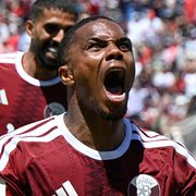 Qatars Pedro Miguel firar Boualem Khoukhis (till höger) 1-1-mål i Santa Clara, Kalifornien den 13 juni 2026.