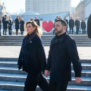 Ukrainas president Volodymyr Zelenskyj och första dam Olena Zelenska i Kyiv på måndagen.