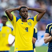 Alexander Isak deppar efter matchens slut.