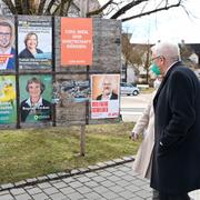 Winfried Kretschmann, De Grönas ledare i Baden-Wuerttemberg, tittar på valaffischer tillsammans med sin fru Gerlinde.