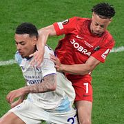 Målskytten Morgan Rogers till vänster i duell med Freiburgs Derry Scherhant.