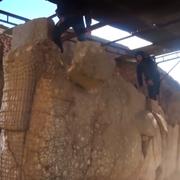IS förstör en staty i Nineveh i Mosul.