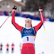Johannes Høsflot Klæbo jublar vid målgången