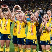 De svenska spelarna firar sin bronsmedalj efter att ha vunnit mot Australien. 