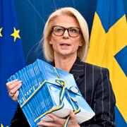 Finansminister Elisabeth Svantesson (M) med förra årets budgetproposition. 