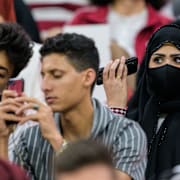 Åskådare under fotbollsmatch i Doha under VM i Qatar 2022.