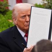 Donald Trump visar upp en presidentorder om höjda tullar. Arkivbild.
