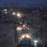 Människor flyr Gaza stad längs Al-Rashid-vägen. 26 september 2025. 