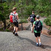 En familj vandrar i Tivedens Nationalpark, arkivbild från 2024.