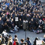 Manifestation hölls på måndagen i Angered i norra Göteborg, till minne av den mördade lärarvikarien som sköts till döds framför ögonen på skolbarnen.
