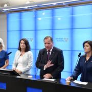 Statsminister Stefan Löfven (S) presenterar de nya ministrarna fr v Anna Hallberg, ny handelsminister, Ann Linde, ny utrikesminister, och Eva Nordmark, ny arbetsmarknadsminister.