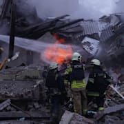 Brandmän släcker en brand tidigare i februari i år. Bilden är tagen i Charkiv och kommer inte från Bohoduchiv. 