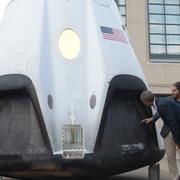 USA:s president Barack Obama granskar en av Space X:s kapslar under ett besök hos Nasa i oktober (arkivbild).