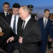 Vladimir Putin efter att han landat i Peking på torsdagen.