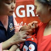 Ett barn i Filippinerna vaccineras mot polio.