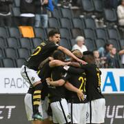 AIK:s Sebastian Larsson har gjort 1-0 under lördagens allsvenska fotbollsmatch mellan AIK och BK Häcken på Friends Arena. 