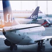 Ett SAS-plan taxar ut från terminal 5 på Arlanda.