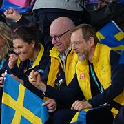 Kronprinsessan Victoria och Jakob Forssmed (KD) i curlinghallen.