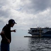Ett amerikanskt hangarfartyg. I det här fallet USS Nimitz, fotograferat utanför Panama i mars.