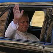 Pope Leo XIV lämnade Vatikanen tidigare under tisdagen inför operationen.
