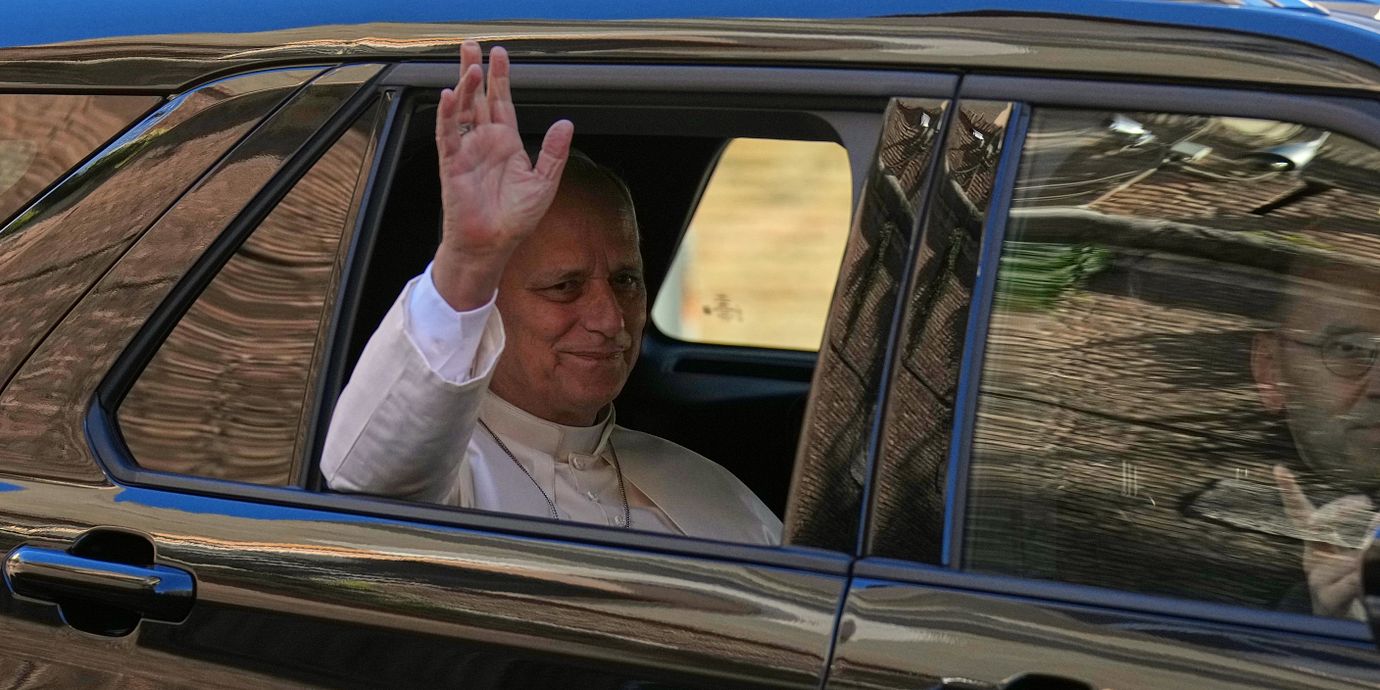 Pope Leo XIV lämnade Vatikanen tidigare under tisdagen inför operationen.