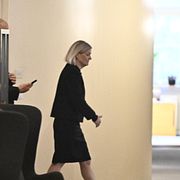 Magdalena Andersson (S) går i korridoren utanför Talmannens rum.